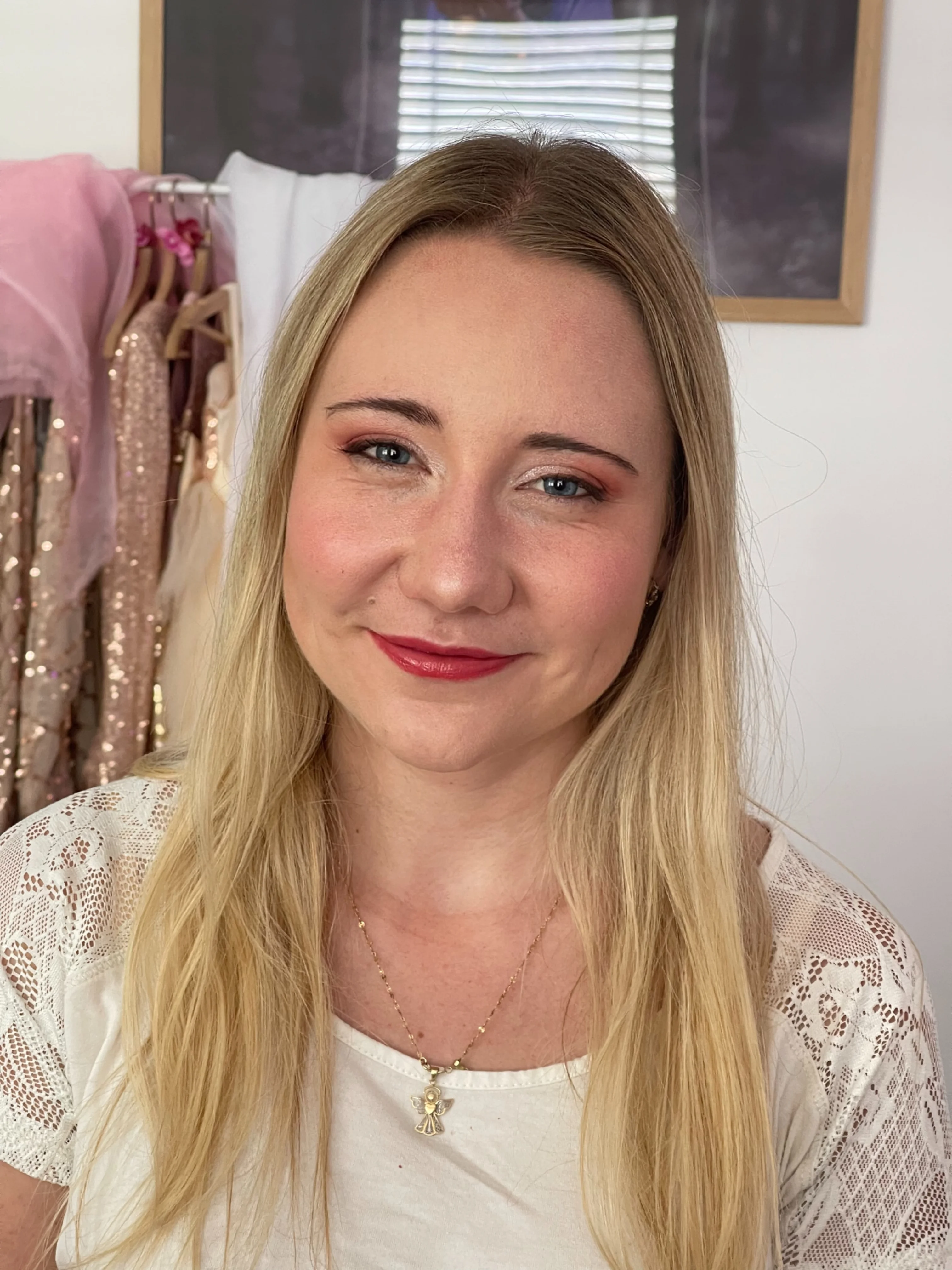 Elegantní proměna – jemná svatební estetika - po aplikaci make-upu (profesionální výsledek)