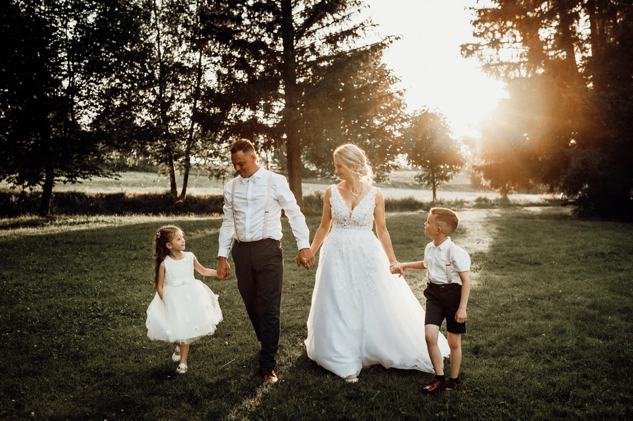 Elegantní svatební pár v přírodním prostředí - ukázka svatební fotografie